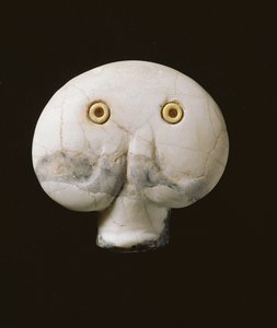 Amulet głowy barana z wstawionymi oczami z paciorków (marmur wężowy)